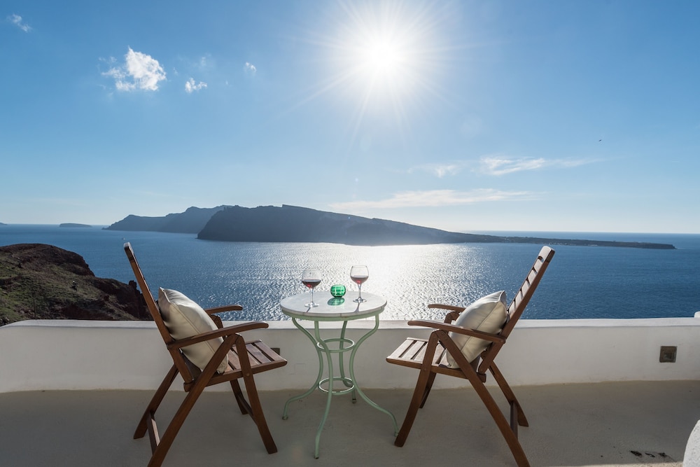 Cave Nest Junior Suite, Caldera View *access via numerous steps - Photo 3