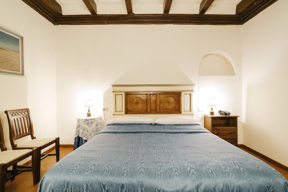 Deluxe Double or Twin Room photo 3