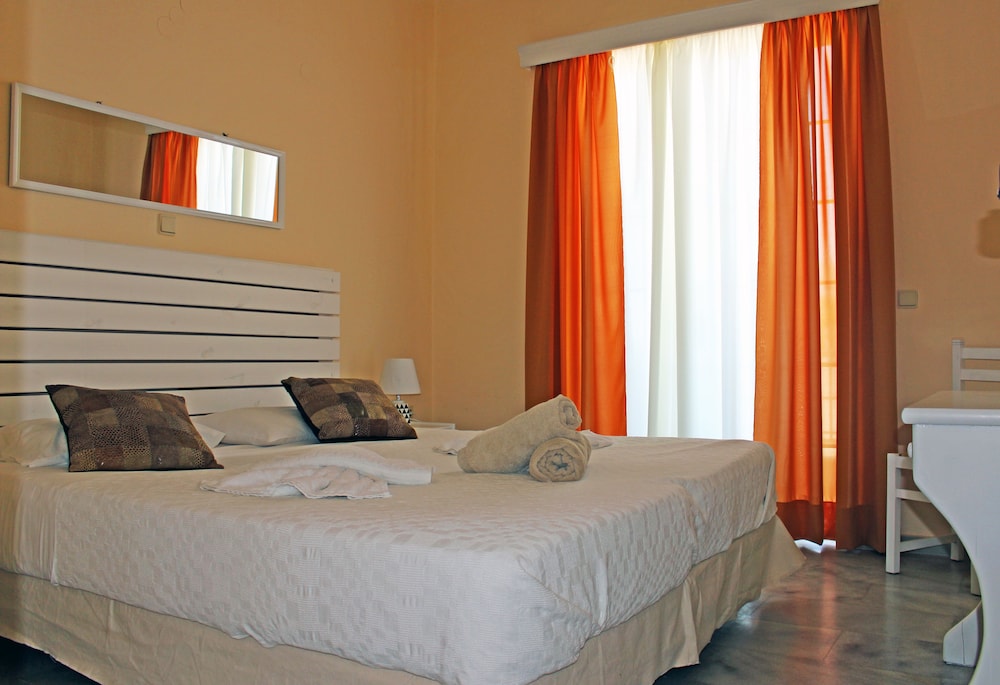 Apartment, 1 Bedroom, Kitchenette (Street Side) photo 3