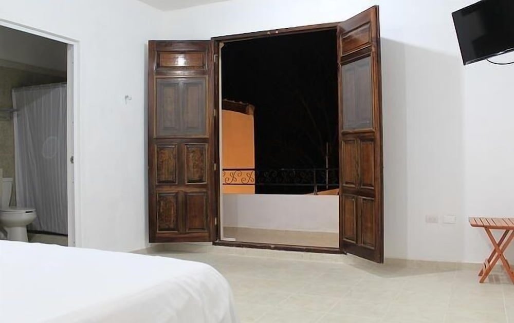 Standard Room, 1 King Bed photo 2