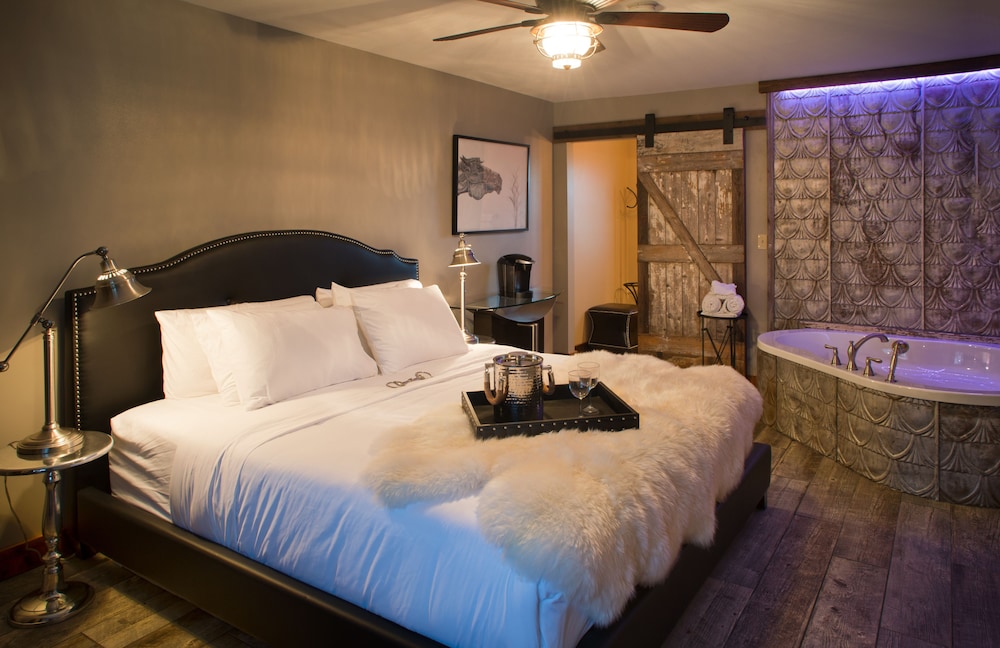24 Carriage House - 1 King Bed, Jetted Tub
