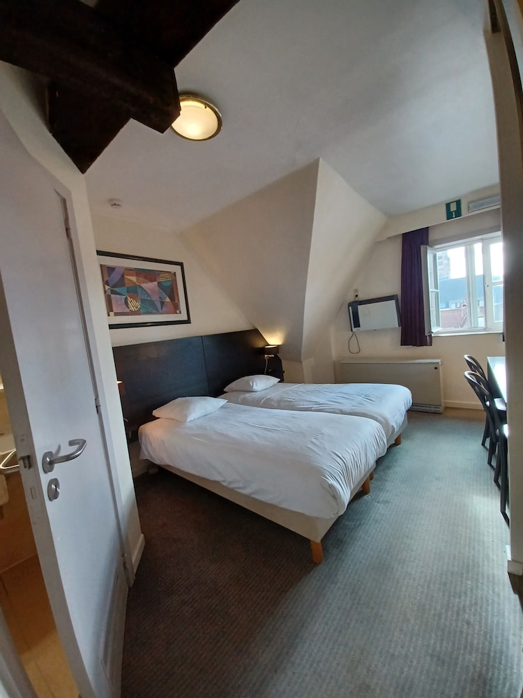 Standard Double Room - Photo 16