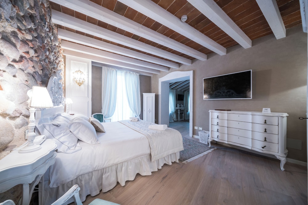 Suite, 1 Queen Bed photo 1