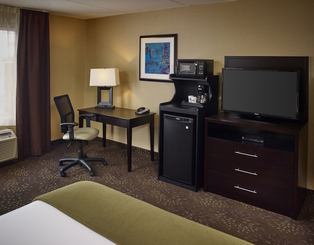 Suite, 1 King Bed, Jetted Tub photo 2