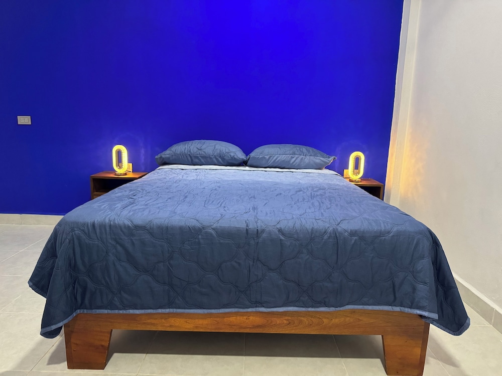 Deluxe Room, 1 Queen Bed, Courtyard View, Poolside