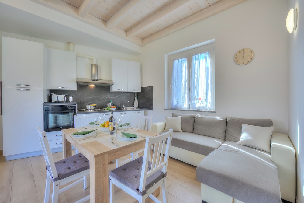 Family Apartment, Multiple Bedrooms, 2 Bathrooms (Sunflower Terrace) photo 1