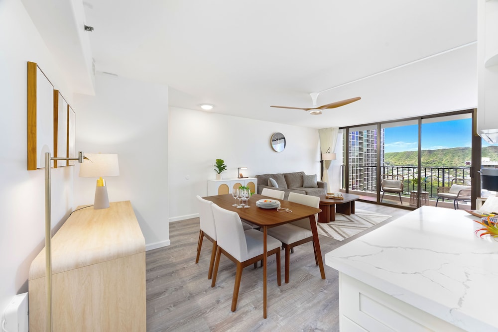 Premium Remodeled Condo with Ocean View and Parking: Premium Apartment, 1 King Bed with Sofa bed, Ocean View (WB 2713 T1) photo