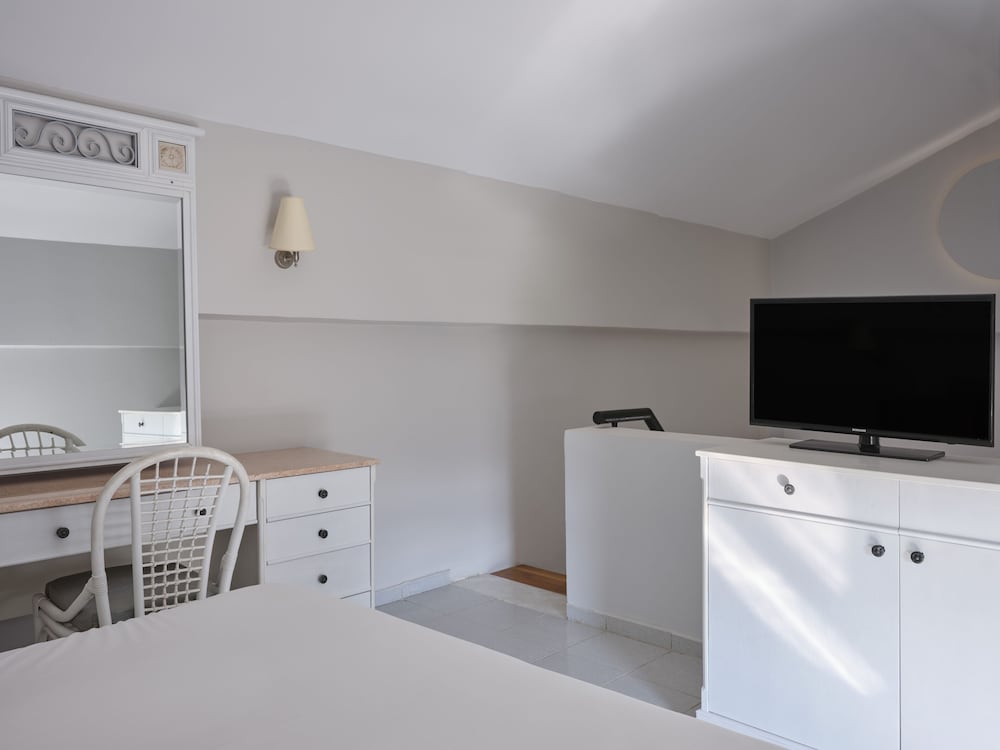 One Bedroom Family Room Inland View (Annex Building)