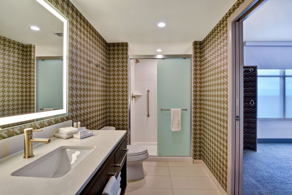 One-Bedroom King Suite - Non-Smoking thumbnail 5