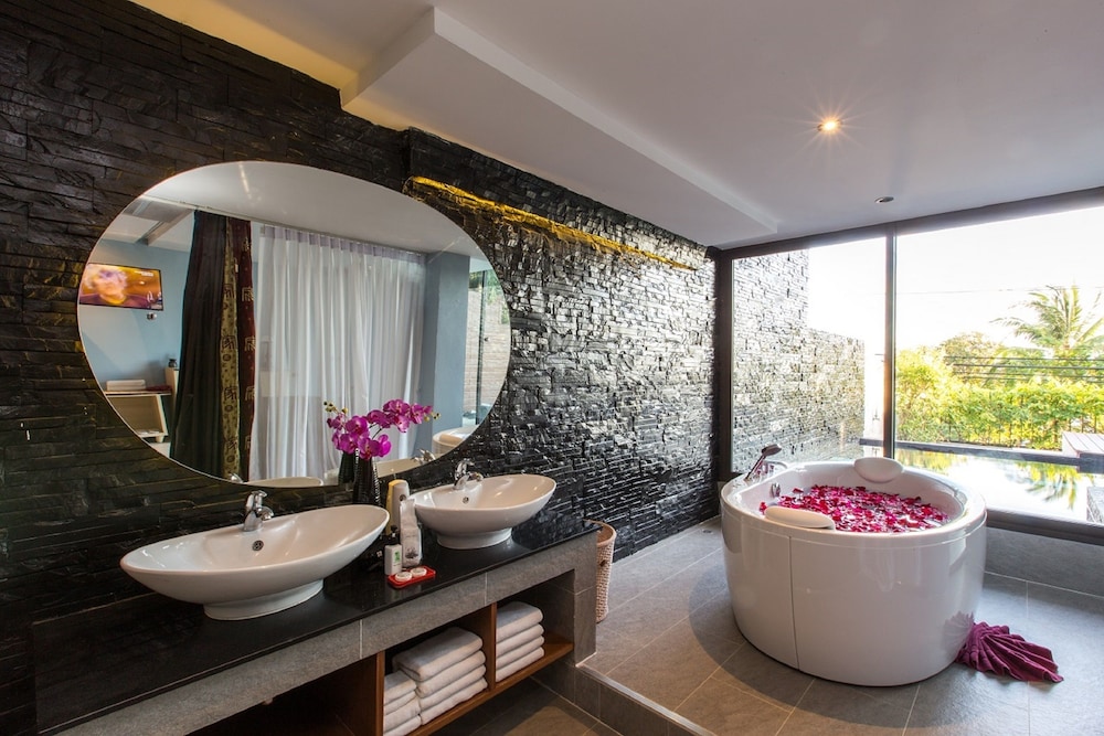 Oceanfront Superior Jacuzzi Suite - Photo 3