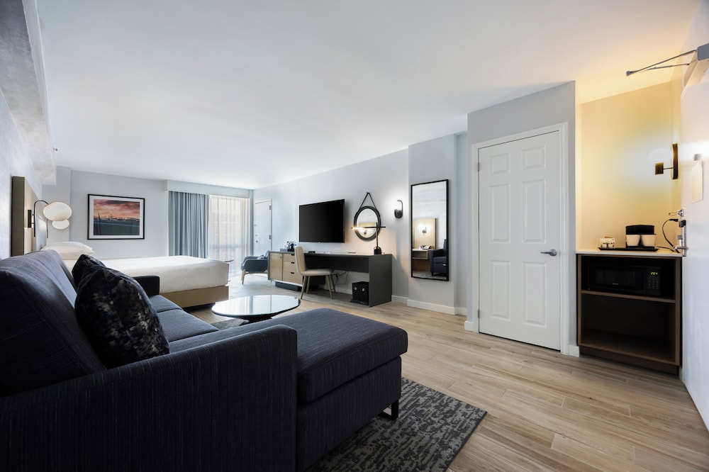 Junior Suite, 1 King Bed - Photo 4