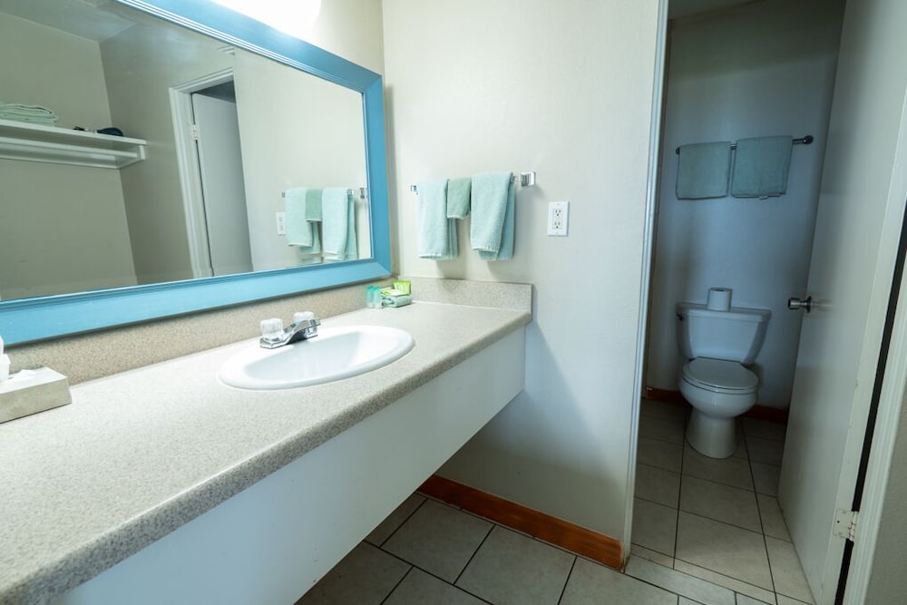 Suite, 2 Queen Beds and 1 Sofa Bed, Balcony, Ocean View (No pets) photo 3