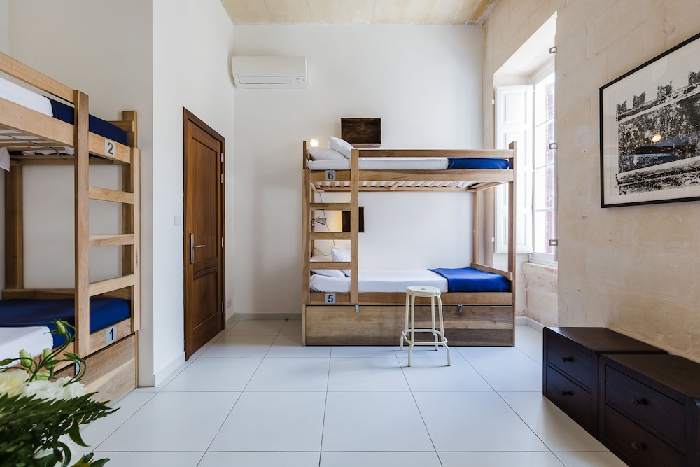 Bed in 6 Bed Dorm Ensuite with View Superior photo 2