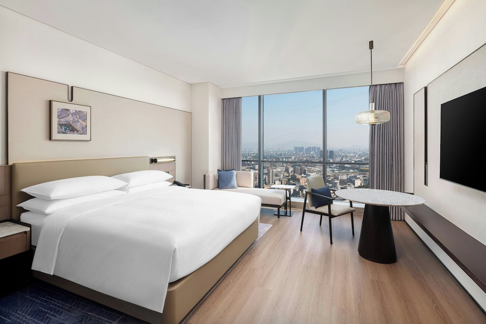 Deluxe Room, 1 King Bed, City View