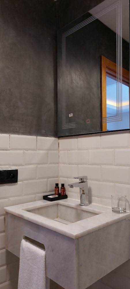 Standard Twin Room - Photo 2