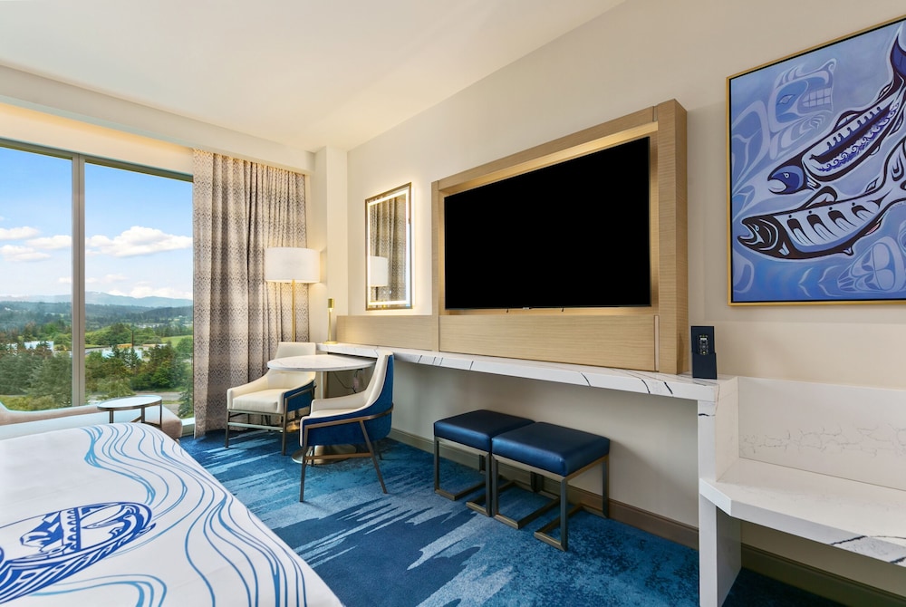 Deluxe Room, 1 King Bed, Mountain View photo 3