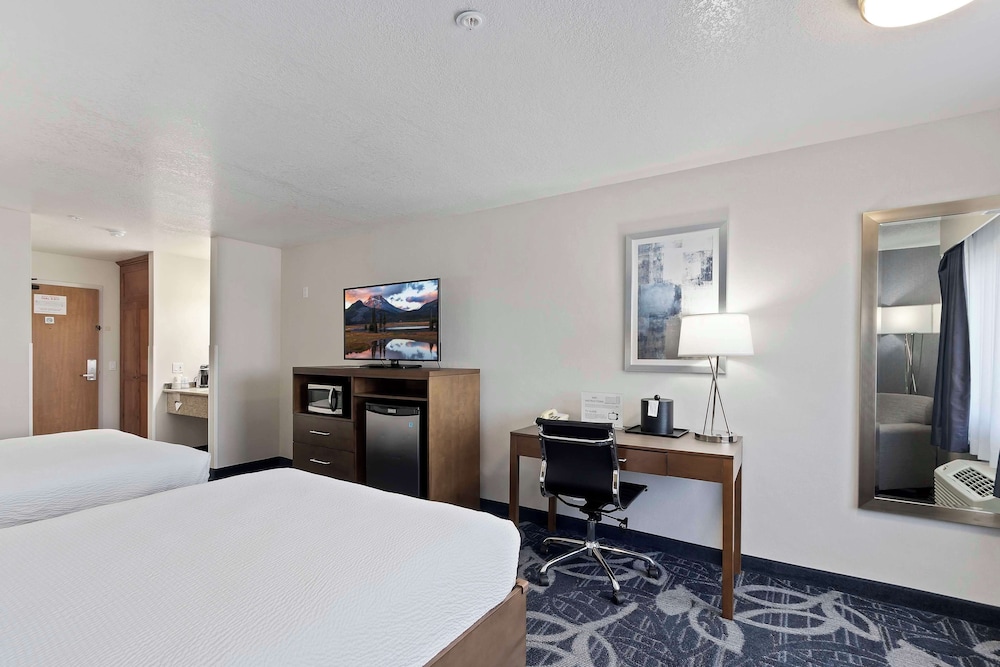 Standard Room, 2 Queen Beds, Non Smoking, Refrigerator & Microwave (Shower Only) photo 3