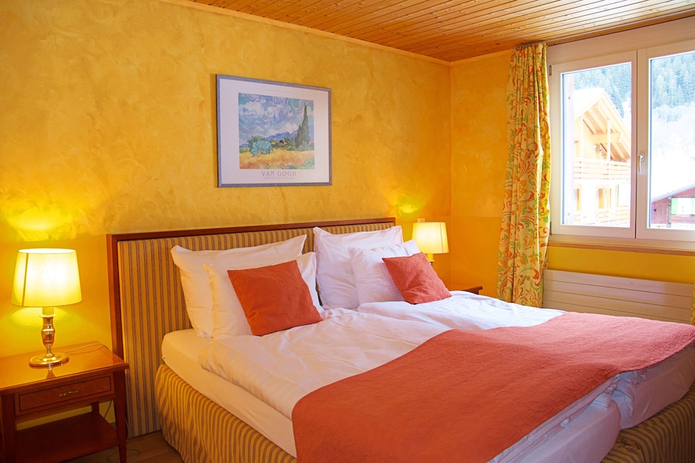 Suite - Photo 1