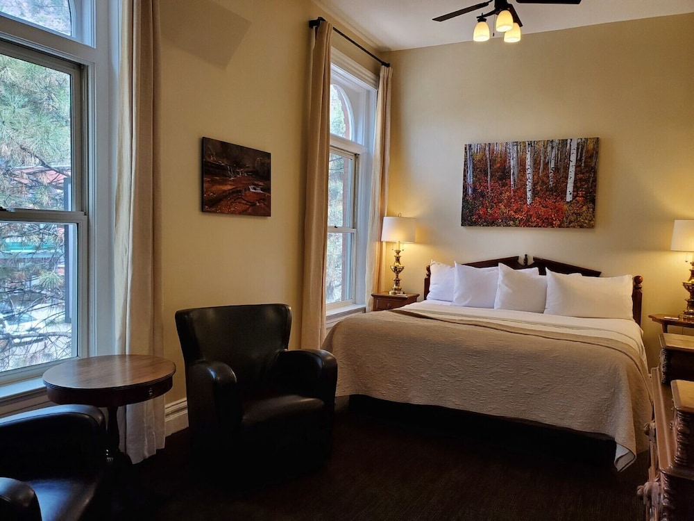 Room 12 - 1 King Bed