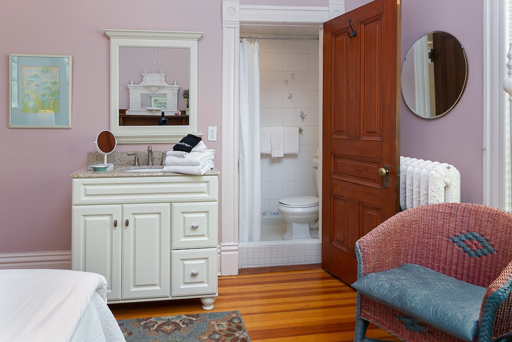 Deluxe double, 1 queen bed (the Haseltine room)
