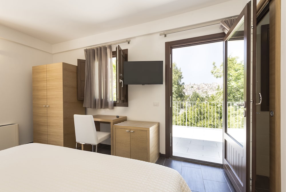 Deluxe Double or Twin Room, Garden View, Tower photo 2
