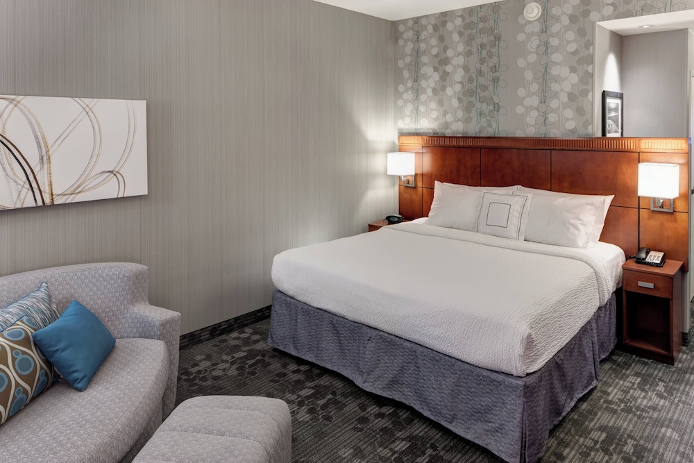 Room, 1 King Bed with Sofa bed (Mobility/Hearing Accessible, Tub) - Photo 3