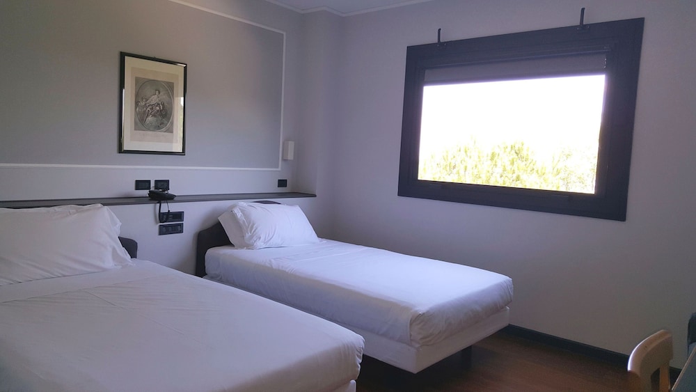 Deluxe Double Room Single Use, Hill View photo 1
