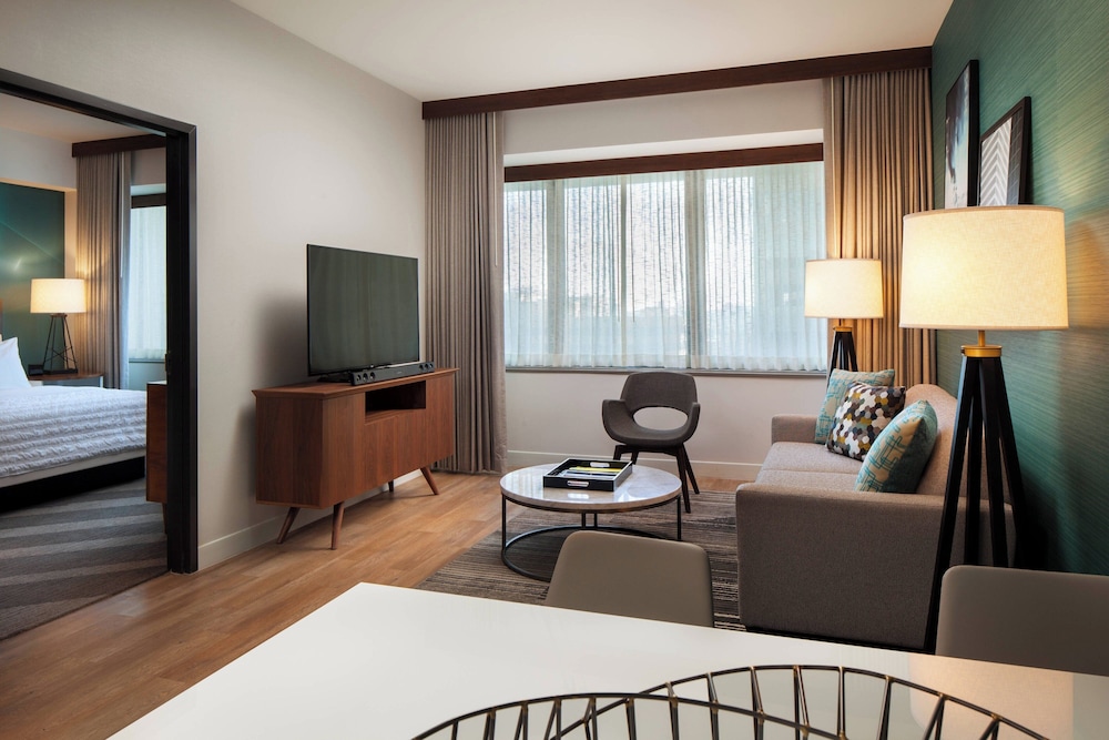 Premium Suite, 1 King Bed with Sofa bed, City View photo 2