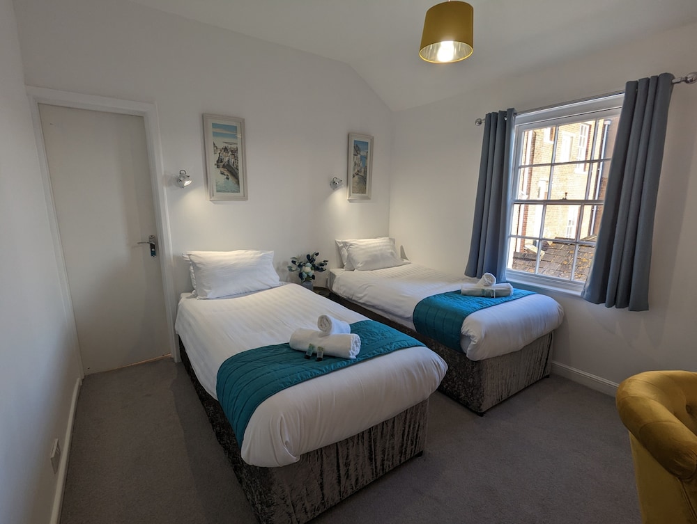 Standard Twin Room - Photo 2