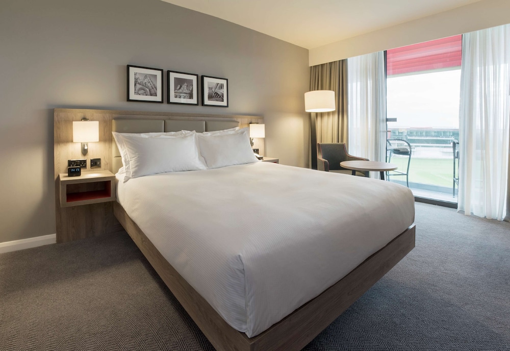 Deluxe Room, 1 King Bed (Pitch View) - Photo 5