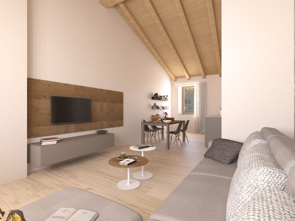 Deluxe Four-Room Apartment