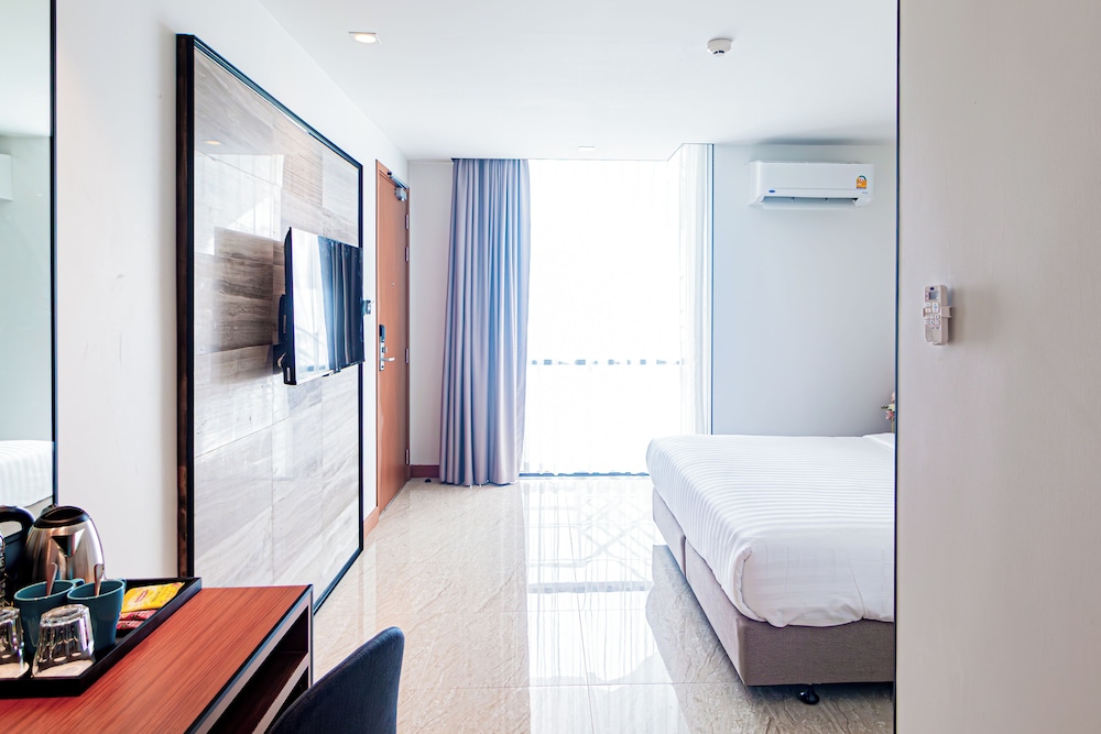 Superior Room King Bed photo 3