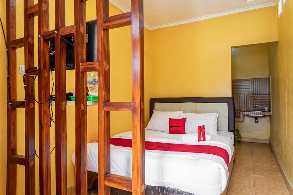 Executive Double Room (RedDoorz) - Photo 5