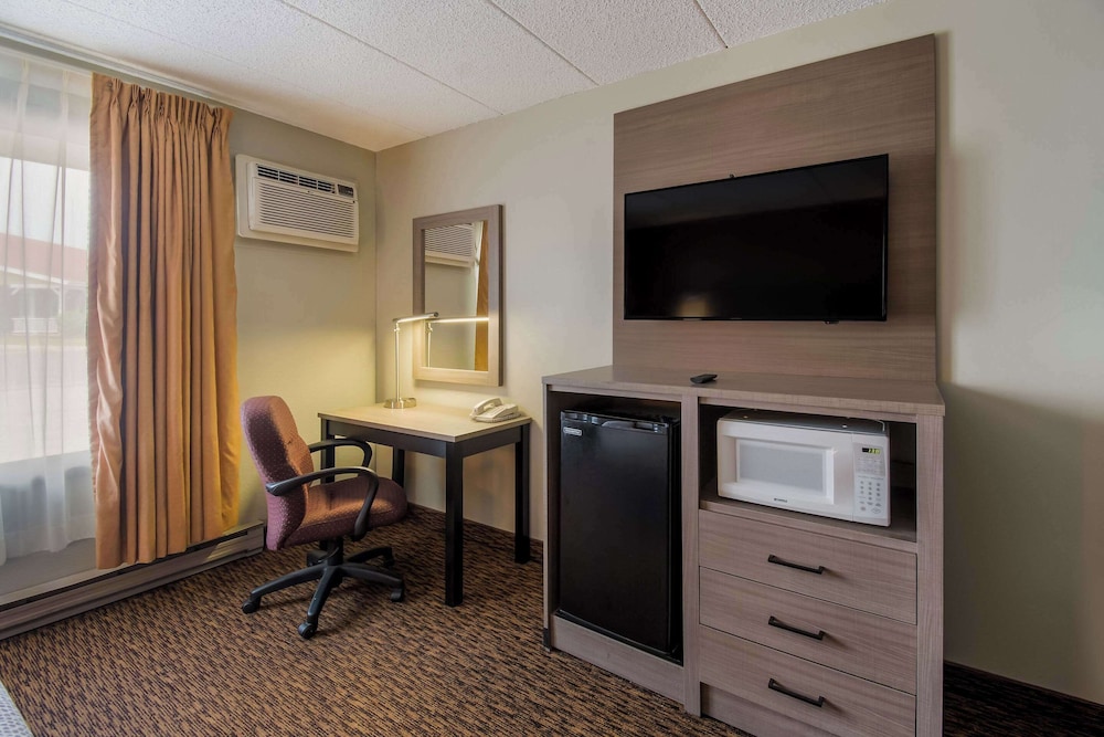Senior Room, 1 Queen Bed, Accessible, Non Smoking - Photo 4