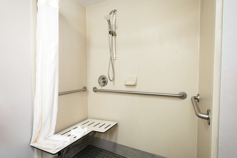 Room, 2 Queen Beds, Accessible (Roll-In Shower) - Photo 6