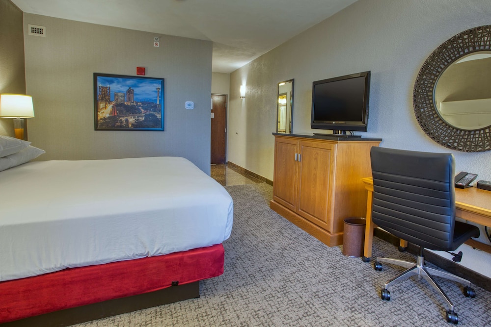Deluxe Room, 1 King Bed, Refrigerator & Microwave - Photo 4