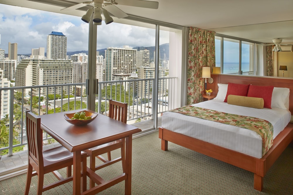 Studio Suite, Partial Ocean View (1 Queen Bed)