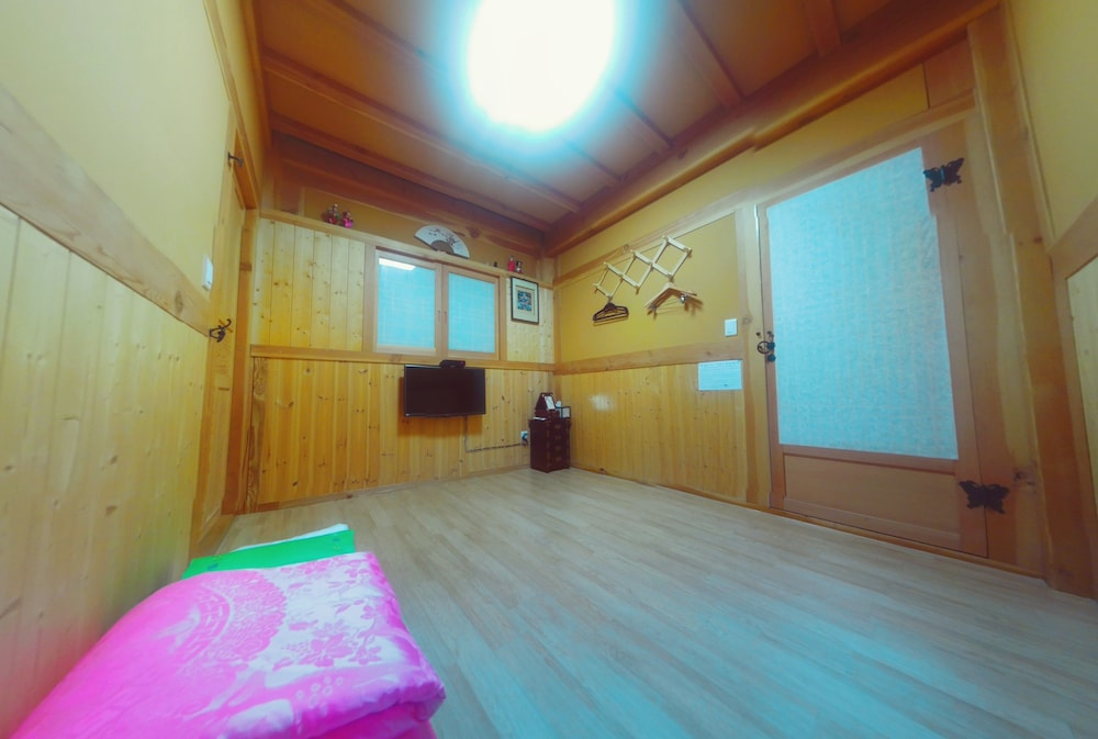 Quadruple Room, Private Bathroom (Free Korean Traditional Clothes Exp.) photo 1
