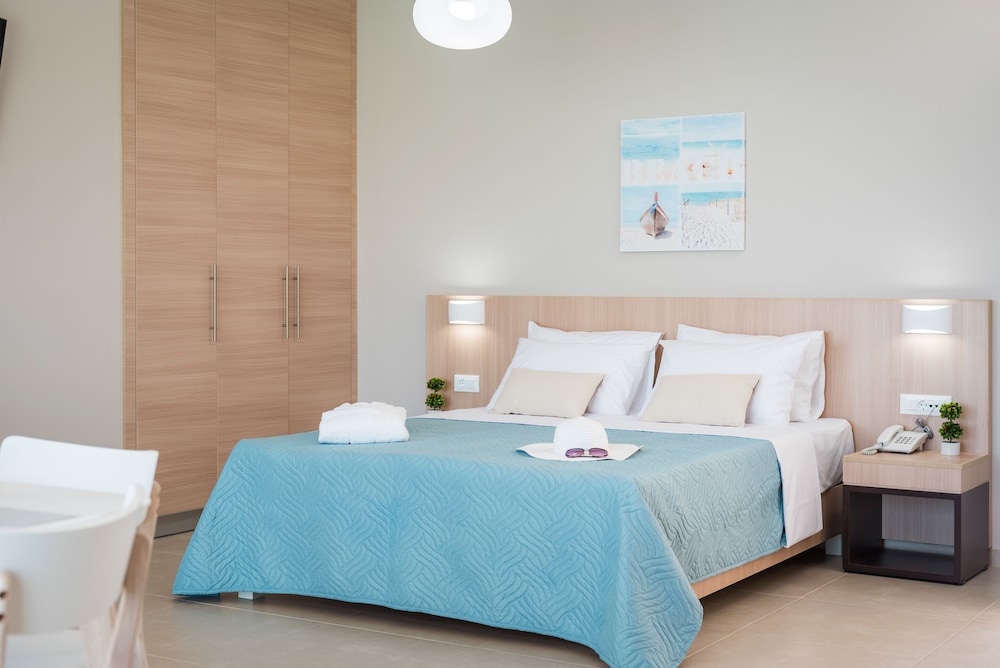 Superior Studio, 1 Queen Bed with Sofa bed, Non Smoking, Sea View photo 3