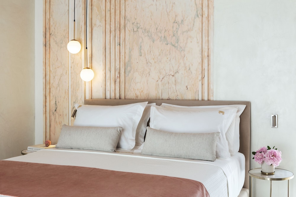 Honeymoon suite with Spa bath (Sunstone)