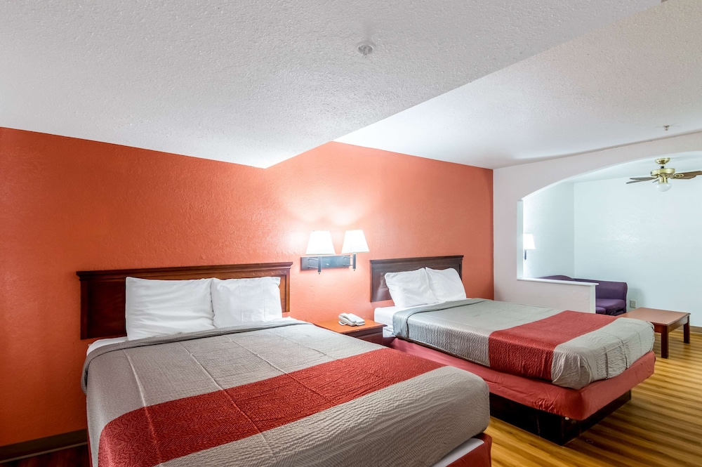 Standard Room, 2 Queen Beds, Smoking - Photo 8