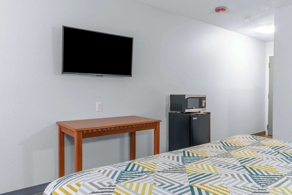Deluxe Room, 1 King Bed, Non Smoking, Refrigerator & Microwave photo 3