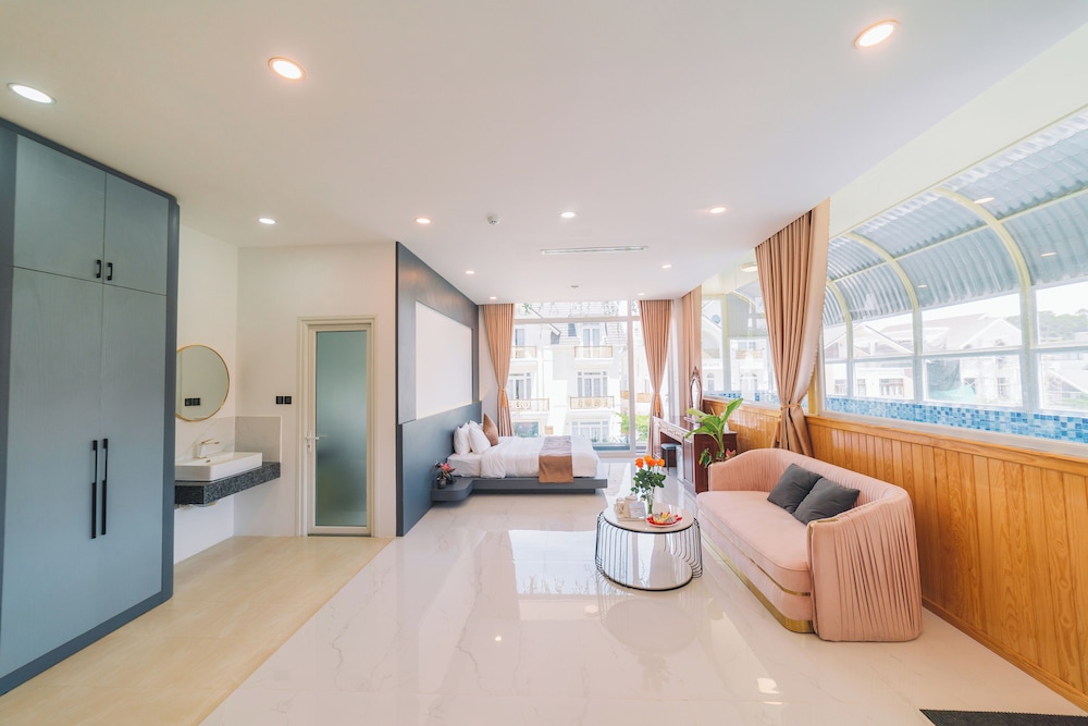 Premium Pool View Room - Photo 10