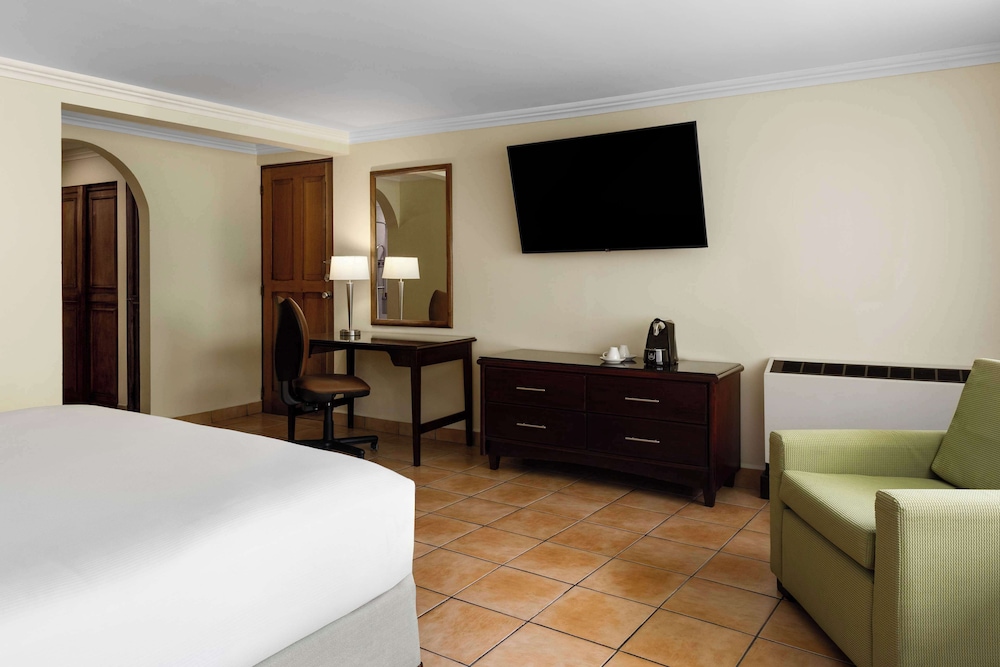 Room, 1 King Bed photo 1