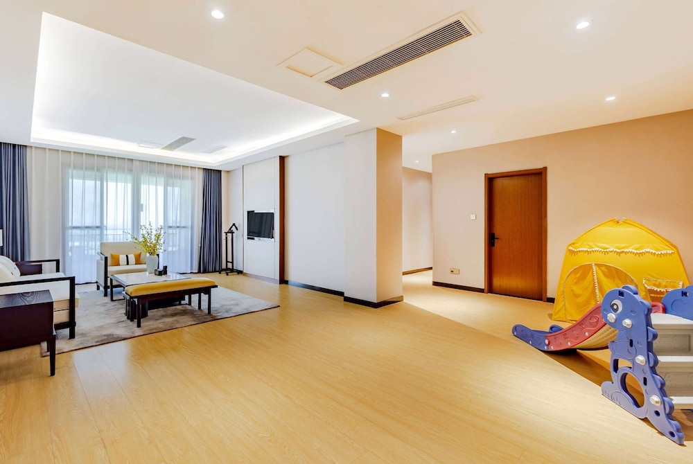 Family Suite, Multiple Beds, Smoking (Deluxe)