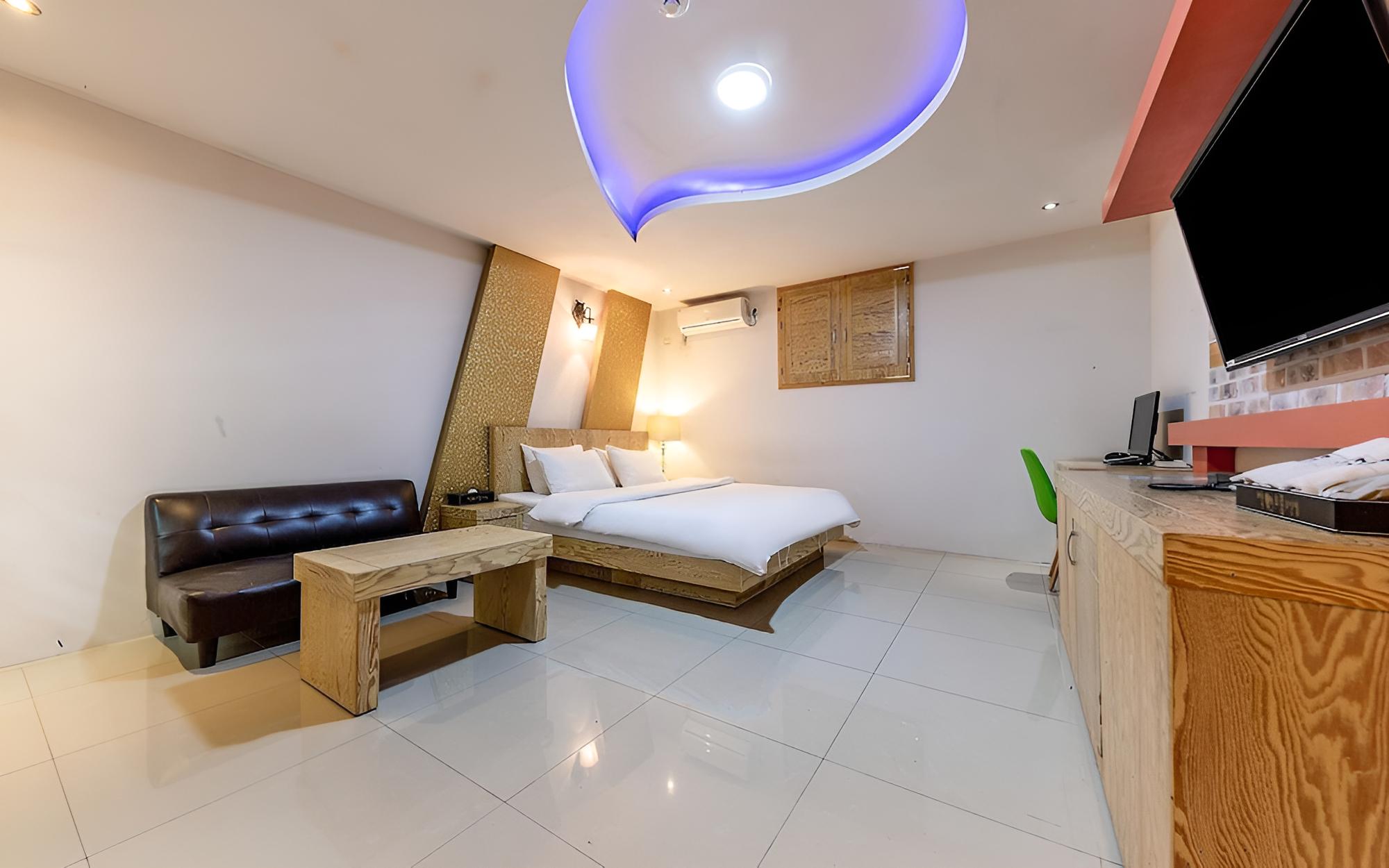 Room (VIP Room)