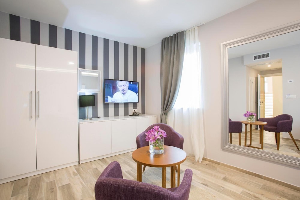 Deluxe Double or Twin Room photo 3