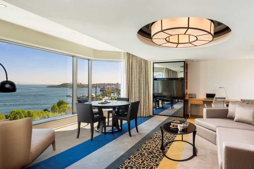 Deluxe Suite, 1 King Bed with Sofa bed (Bosphorus View) with executive lounge access