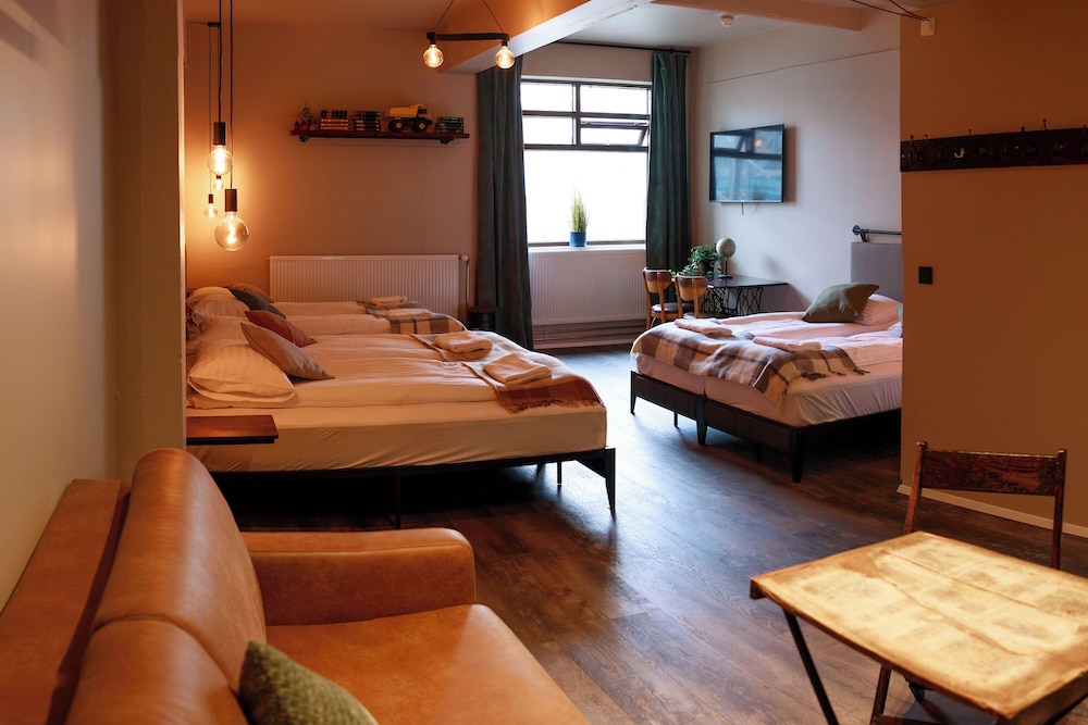 Family Room, Multiple Beds, Private Bathroom photo 3