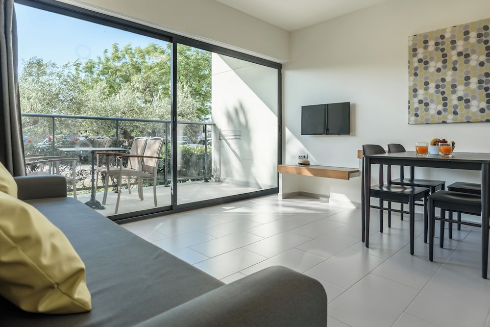 Habitación Cuádruple Económica (3 Adultos y 1 Niño)